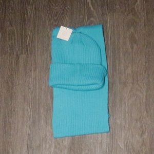 Four Buttons hat and scarf set.